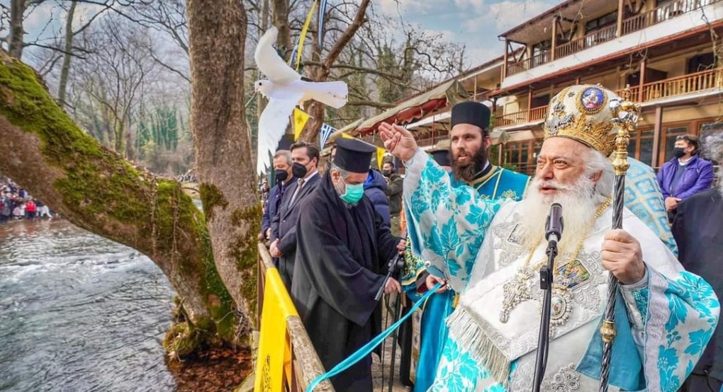 Βέροιας Παντελεήμων:Διά λουτροῦ ἡ σωτηρία· δι᾽ ὕδατος τό Πνεῦμα· διά καταδύσεως ἡ πρός Θεόν ἡμῶν ἄνοδος γίνεται».