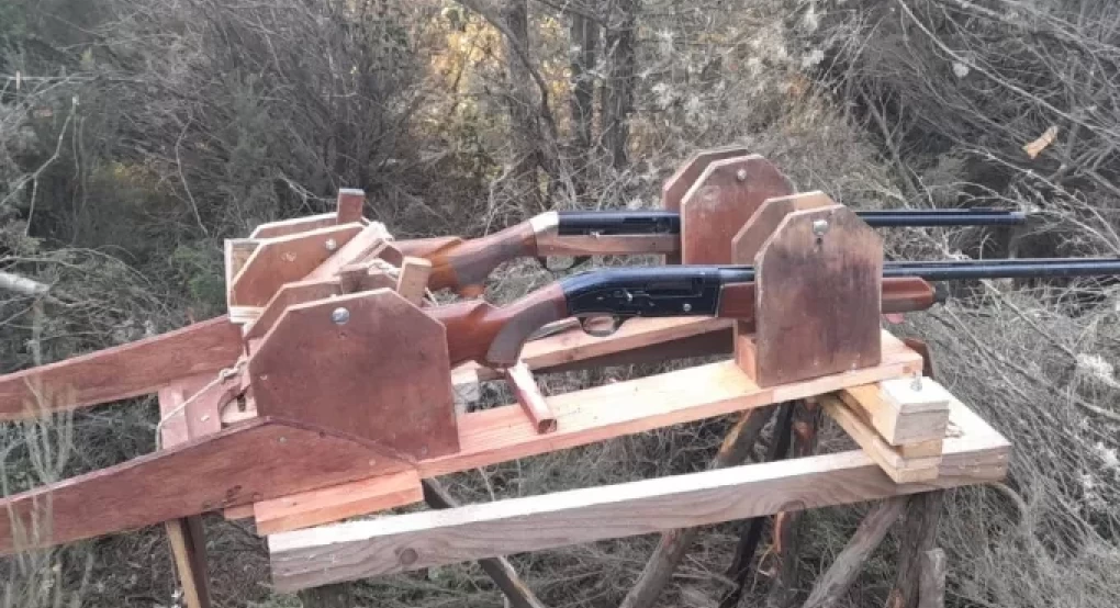 Έφτιαξαν ολόκληρο ξύλινο μηχανισμό με δύο όπλα για παράνομο κυνήγι αγριόχοιρων