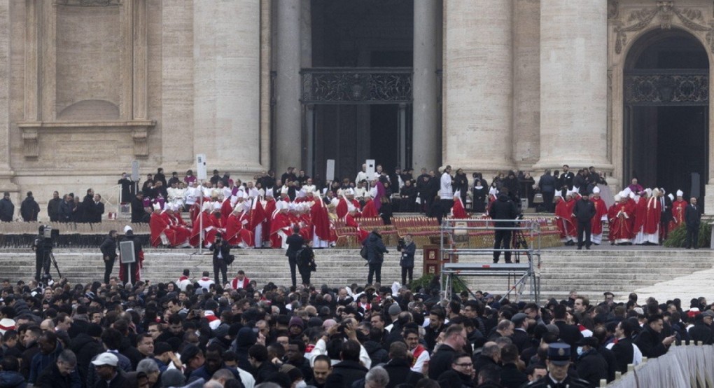 Βατικανό: Δεκάδες χιλιάδες κόσμου στην κηδεία του Πάπα Βενέδικτου