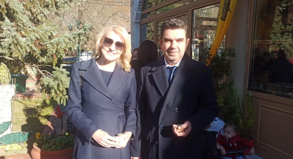 Στο Λουτράκι με τον σύζυγό της η Θεοδώρα Τζάκρη Στο Λουτράκι με τον σύζυγό της η Θεοδώρα Τζάκρη