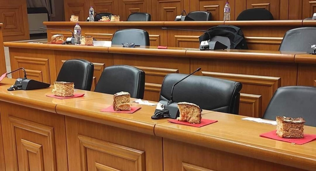 Δ. Σ Αλμωπίας: Τα άδεια έδρανα και η "απάντηση" της αντιπολίτευσης Δ. Σ Αλμωπίας: Τα άδεια έδρανα και η "απάντηση" της αντιπολίτευσης