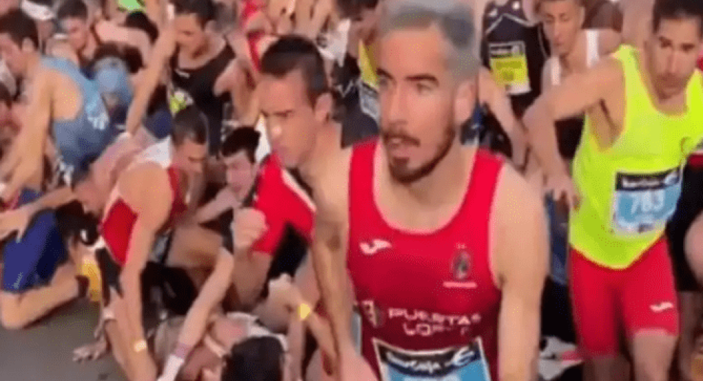 Εικόνες χάους στη Βαλένθια: Ποδοπατήθηκαν δεκάδες δρομείς κατά την εκκίνηση αγώνα Εικόνες χάους στη Βαλένθια: Ποδοπατήθηκαν δεκάδες δρομείς κατά την εκκίνηση αγώνα