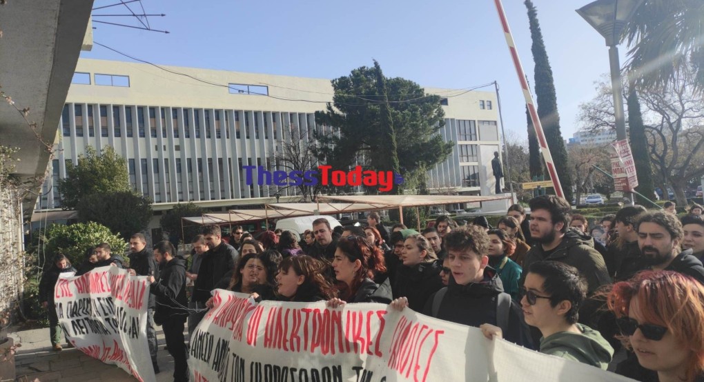 Έξω από το γραφείο του πρύτανη του ΑΠΘ οι φοιτητές – «Όχι στις ηλεκτρονικές εκλογές» Έξω από το γραφείο του πρύτανη του ΑΠΘ οι φοιτητές – «Όχι στις ηλεκτρονικές εκλογές»