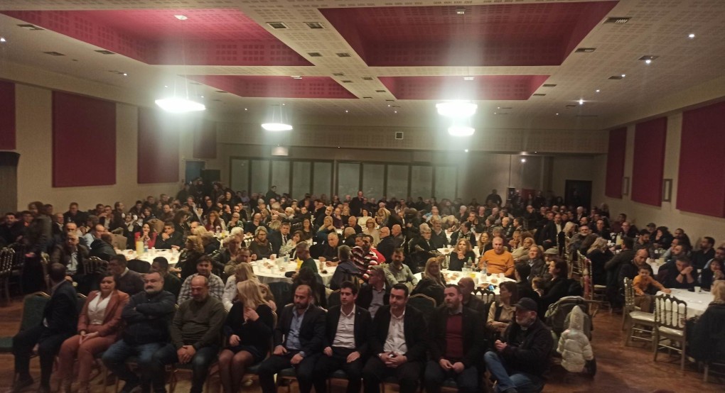 Έκοψε πίτα και έδωσε μήνυμα «πολυσυλλεκτικότητας» ο Στάθης Καστερίδης Έκοψε πίτα και έδωσε μήνυμα «πολυσυλλεκτικότητας» ο Στάθης Καστερίδης