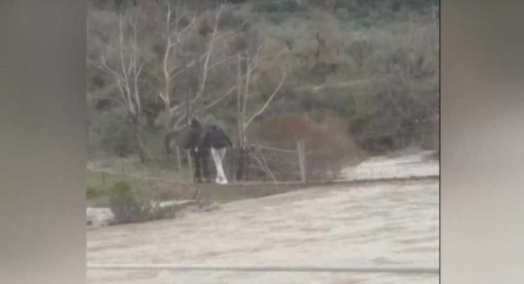 Παρέμβαση εισαγγελέα για τους μαθητές που περνούσαν τον Εύηνο από αιωρούμενη γέφυρα