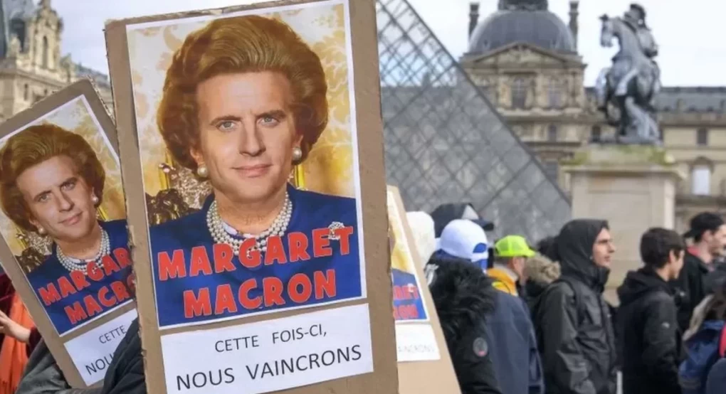 Παραλύει η Γαλλία λόγω απεργιών για το συνταξιοδοτικό -Στους δρόμους αφίσες με τον Μακρόν ως Θάτσερ