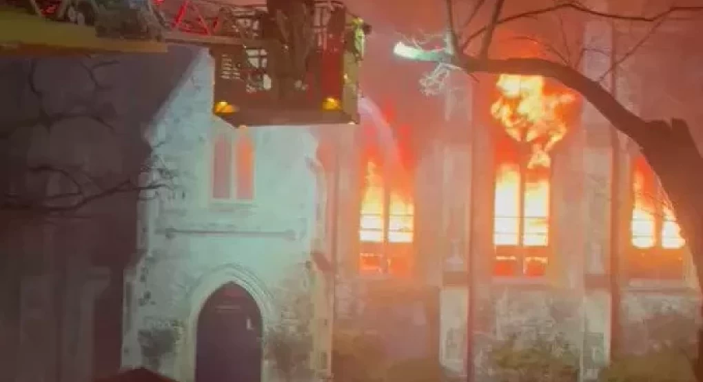 Πυρκαγιά κατέστρεψε ιστορική εκκλησία στο Λονδίνο
