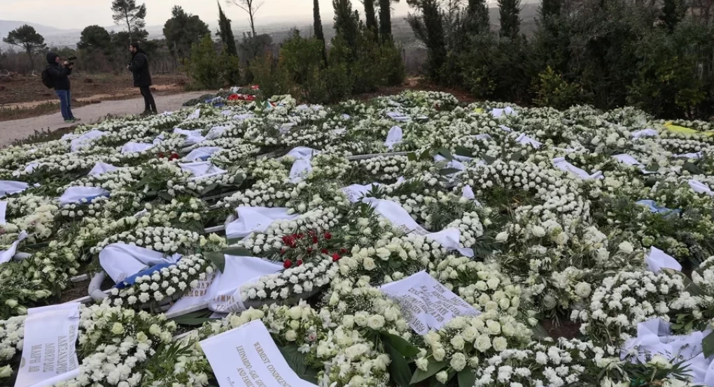 Τέως βασιλιάς Κωνσταντίνος: Κόσμος στο Τατόι άφησε λουλούδια στη μνήμη του Τέως βασιλιάς Κωνσταντίνος: Κόσμος στο Τατόι άφησε λουλούδια στη μνήμη του