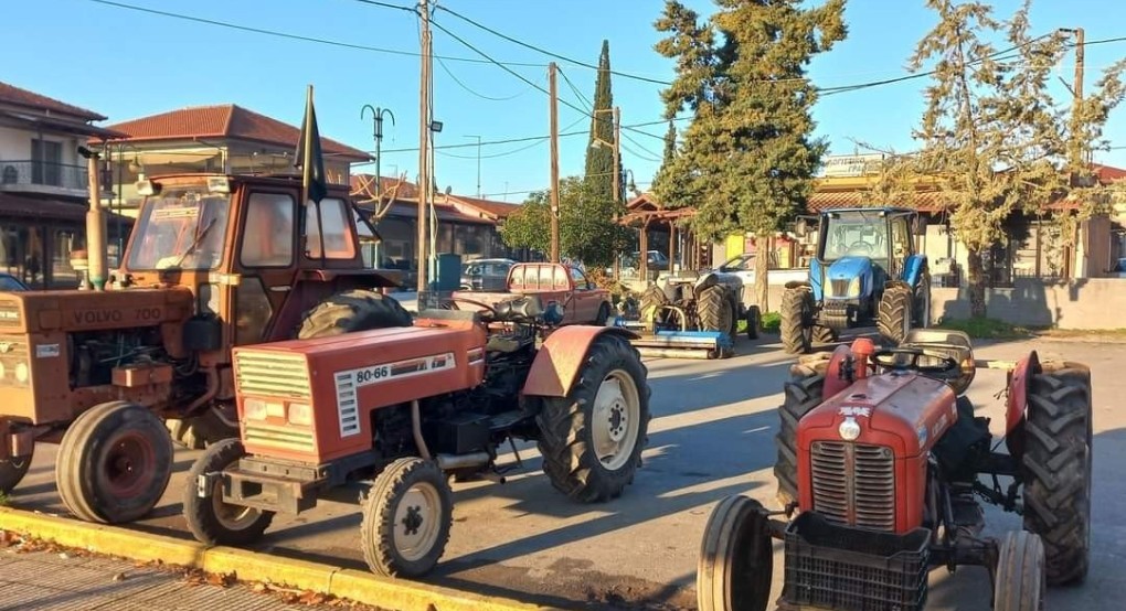 Από Αραβησσό μέχρι Άγρα έκαναν εμφάνιση τα τρακτέρ στις πλατείες Από Αραβησσό μέχρι Άγρα έκαναν εμφάνιση τα τρακτέρ στις πλατείες
