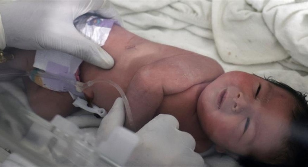 Σεισμός στη Συρία: Το μωρό που γεννήθηκε στα συντρίμμια έχασε όλη την οικογένειά του