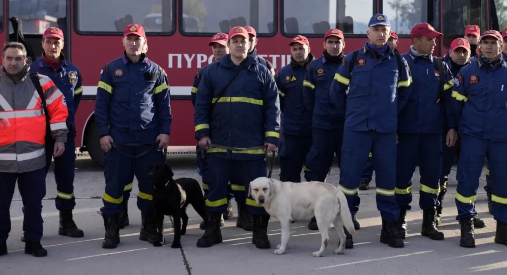 Δεύτερη ομάδα διασωστών αναχωρεί με εντολή Μητσοτάκη στην Τουρκία: ΕΜΑΚ, γιατροί, οχήματα και σκύλος