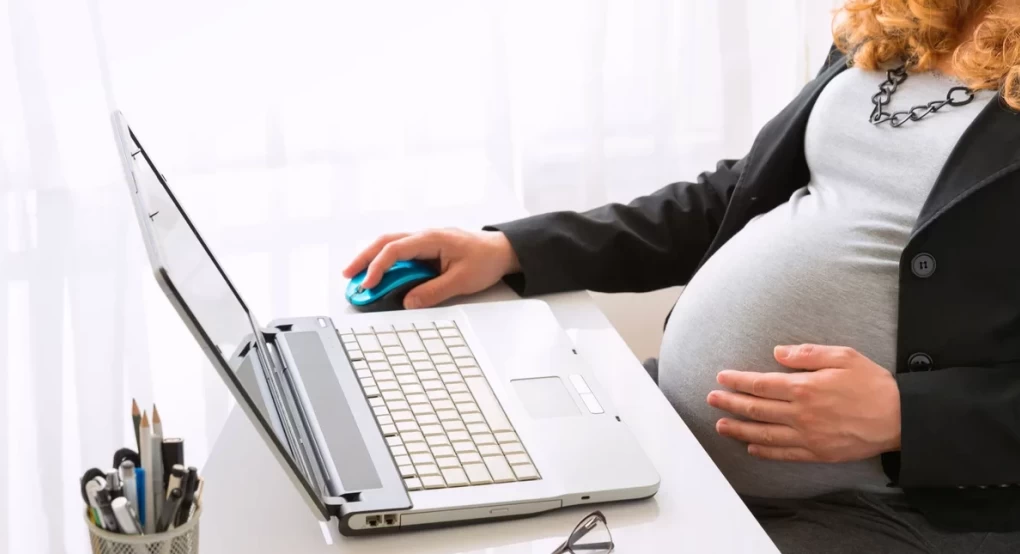 Προστασία μητρότητας: Άνοιξε η πλατφόρμα για την επέκταση της άδειας