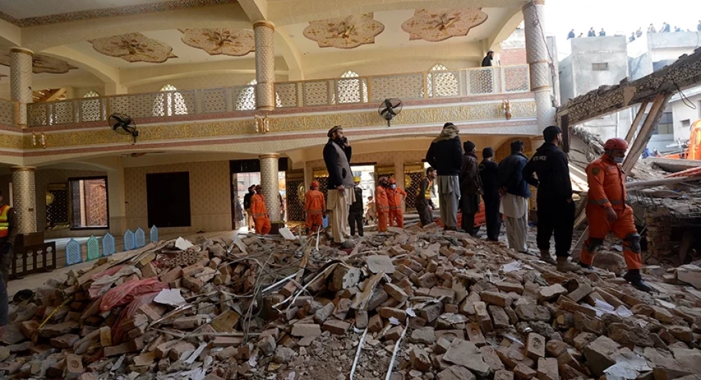 Μεταμφιεσμένος ο δράστης της επίθεσης αυτοκτονίας σε τζαμί στο Πακιστάν – Φορούσε «στολή αστυνομικού»
