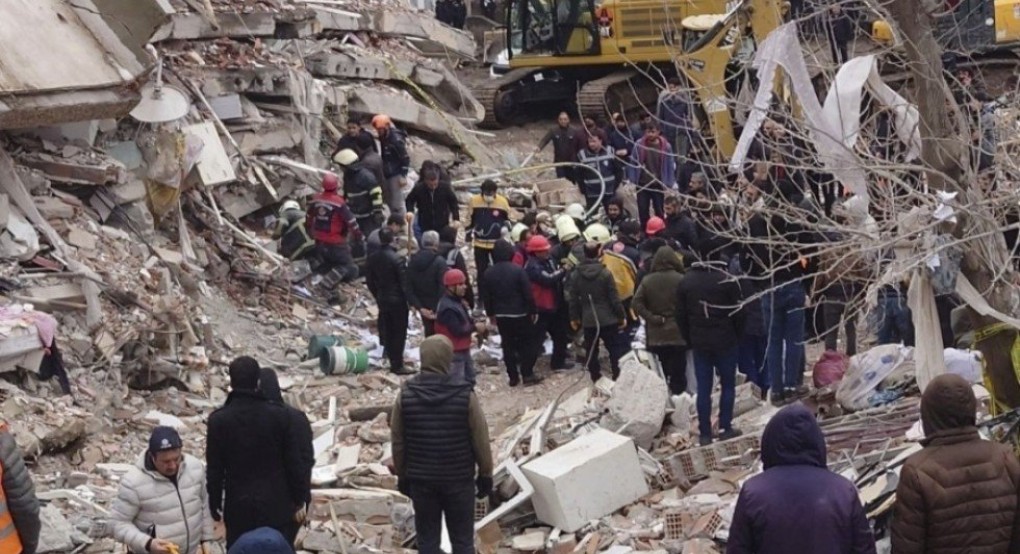 Σεισμός: Ο συνολικός απολογισμός ξεπερνά τους 8.300 νεκρούς