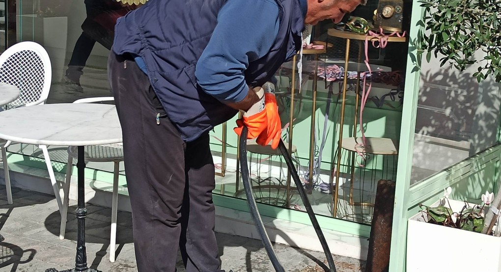 Επενέβη σαν...αστραπή η ΔΕΥΑ Δήμου Πέλλας για βλάβη καταστήματος Επενέβη σαν...αστραπή η ΔΕΥΑ Δήμου Πέλλας για βλάβη καταστήματος