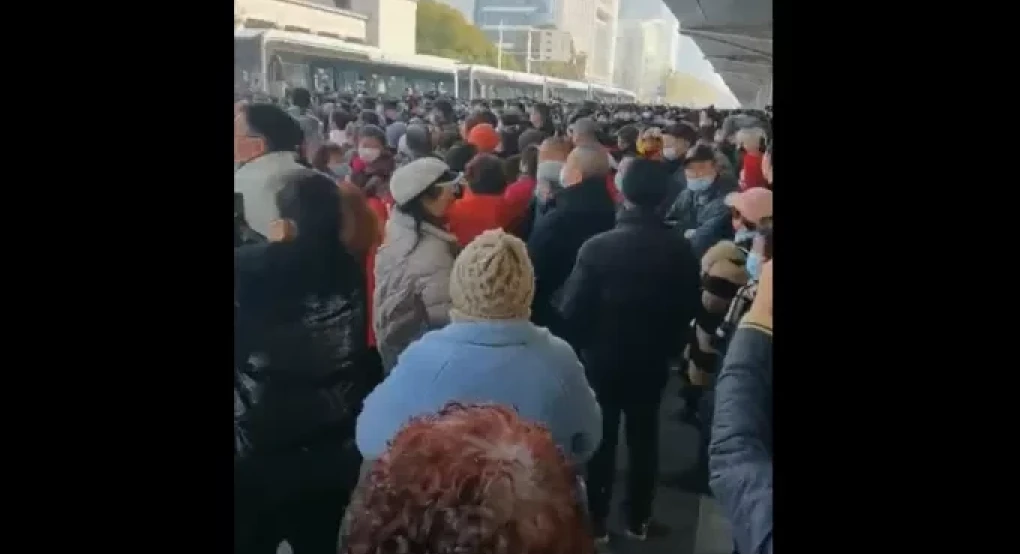 Κίνα: Σπάνιες εικόνες - Συνταξιούχοι διαδηλώνουν στην Ουχάν Κίνα: Σπάνιες εικόνες - Συνταξιούχοι διαδηλώνουν στην Ουχάν