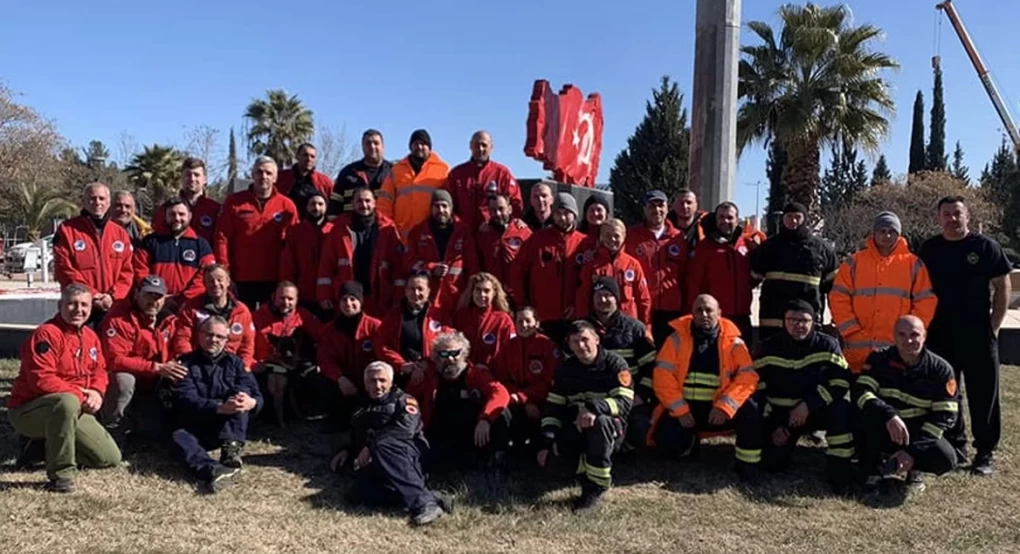 Με χειροκροτήματα υποδέχτηκαν την Ελληνική Ομάδα Διάσωσης στην Κωνσταντινούπολη