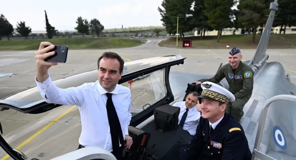 Selfie μέσα σε ελληνικό Rafale έβγαλε ο Γάλλος υπουργός Άμυνας με τον Παναγιωτόπουλο!