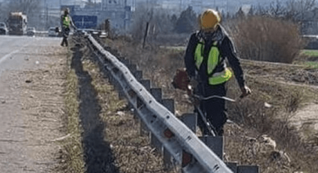 Εργασίες καθαρισμού ερεισμάτων στην Εθνική Οδό 2 Θεσσαλονίκης – Έδεσσας από την Περιφέρεια Κεντρικής Μακεδονίας