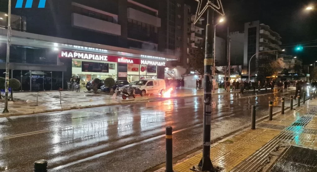 Επεισόδια μετά τη μεγαλειώδη πορεία για τα θύματα της τραγωδίας Επεισόδια μετά τη μεγαλειώδη πορεία για τα θύματα της τραγωδίας