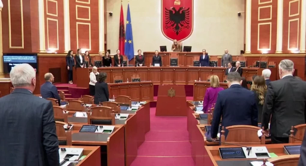 Ενός λεπτού σιγή στην αλβανική Βουλή για την τραγωδία στα Τέμπη Ενός λεπτού σιγή στην αλβανική Βουλή για την τραγωδία στα Τέμπη