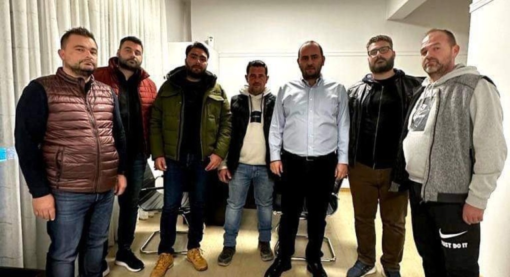 Λάκης Βασιλειάδης: Στήριξη στο κεράσι Λάκης Βασιλειάδης: Στήριξη στο κεράσι