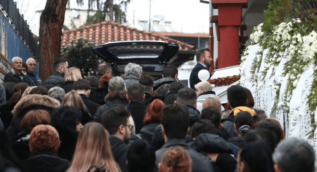 Κηδεία Ιφιγένειας στα Γιαννιτσά: Ω, τι θρήνος Θεέ μου...(φώτος) Κηδεία Ιφιγένειας στα Γιαννιτσά: Ω, τι θρήνος Θεέ μου...(φώτος)