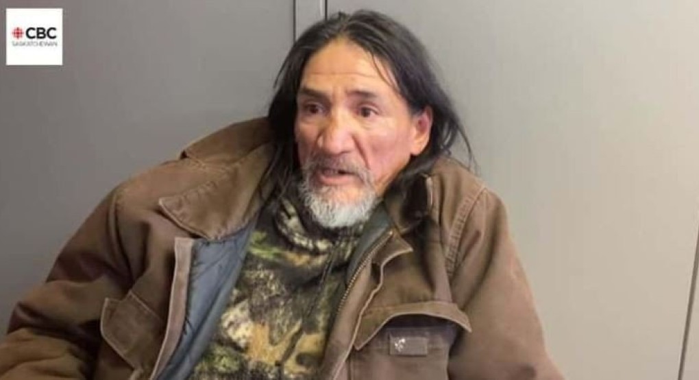 Άστεγος περνάει τις νύχτες του βοηθώντας άλλους να μείνουν ζεστοί