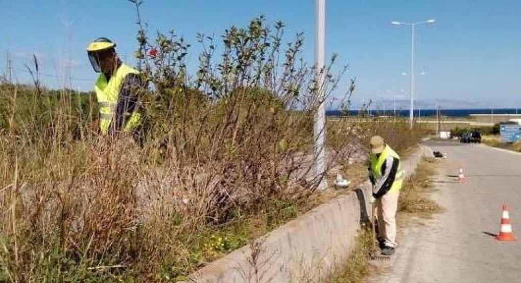 Εργασίες καθαρισμού της κεντρικής νησίδας στην Εθνική Οδό 2 Θεσσαλονίκης - Έδεσσας