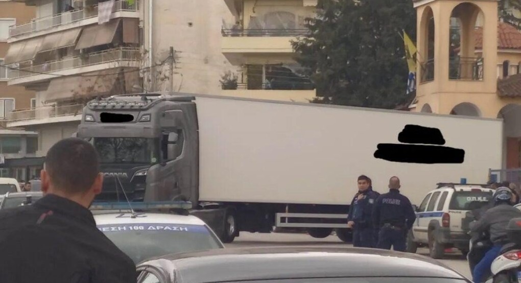 Νταλίκα-ψυγείο στο νοσοκομείο της Λάρισας για να διατηρηθούν οι σοροί μέχρι την ταυτοποίηση Νταλίκα-ψυγείο στο νοσοκομείο της Λάρισας για να διατηρηθούν οι σοροί μέχρι την ταυτοποίηση