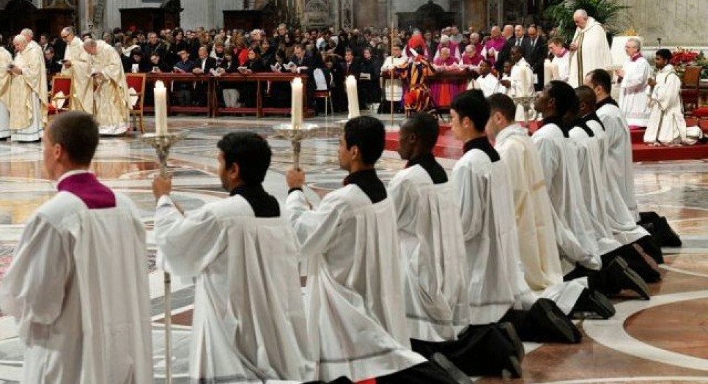 Ιταλία: «O κανόνας της αγαμίας των καθολικών κληρικών θα μπορούσε και να αναθεωρηθεί», δήλωσε ο πάπας Φραγκίσκος