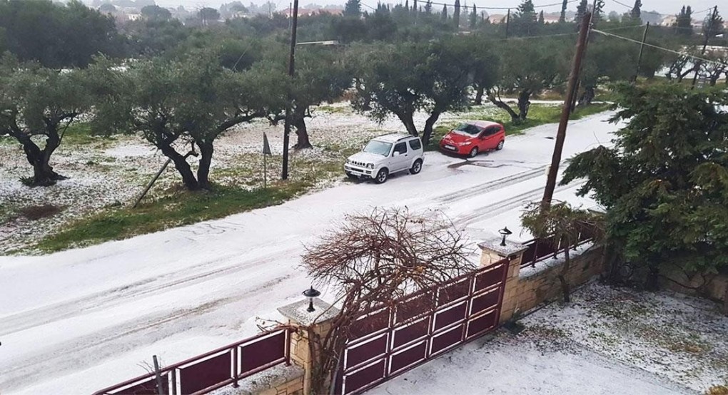 Άσπροι οι δρόμοι από το χαλάζι στη Σιθωνία Χαλκιδικής