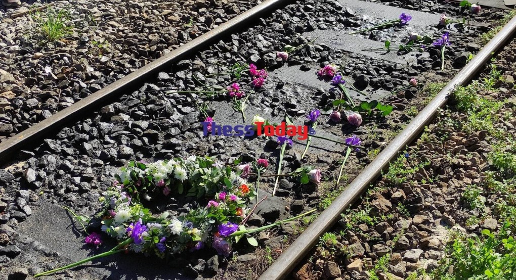 Στεφάνι και λουλούδια στον ΟΣΕ για τους 57 νεκρούς των Τεμπών(video)