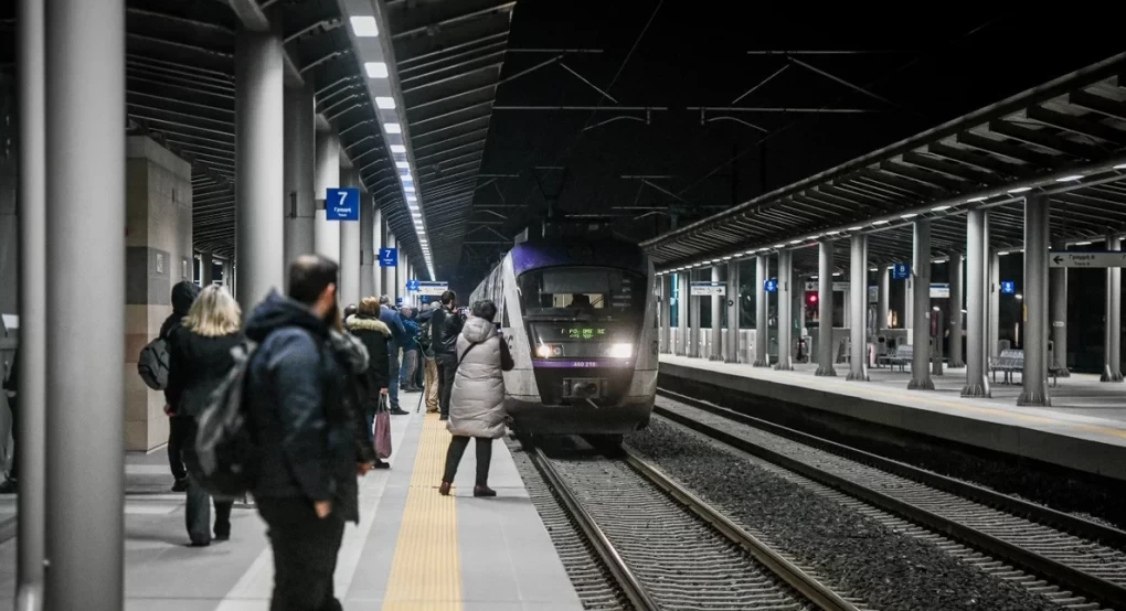 Έφυγε το πρώτο τρένο για Χαλκίδα, ξεκίνησε ο προαστιακός -Στις ράγες ξανά οι συρμοί Έφυγε το πρώτο τρένο για Χαλκίδα, ξεκίνησε ο προαστιακός -Στις ράγες ξανά οι συρμοί