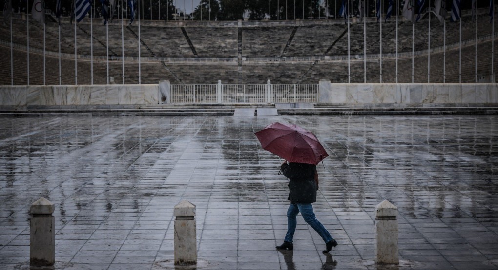 Καιρός: Επιμένουν και σήμερα οι βροχές