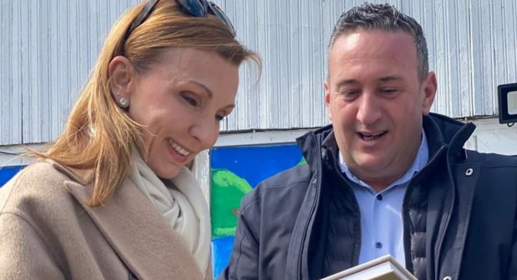 Ικανοποιημένος ο Δήμαρχος Αλμωπίας: Το δώρο του στα στελέχη της Axion Hellas Ικανοποιημένος ο Δήμαρχος Αλμωπίας: Το δώρο του στα στελέχη της Axion Hellas