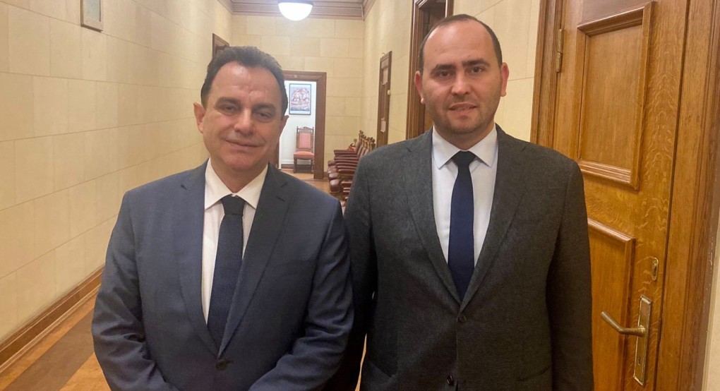 Επικοινωνία Λάκη Βασιλειάδη με Γεωργαντά: 150€ στα αχλάδια Επικοινωνία Λάκη Βασιλειάδη με Γεωργαντά: 150€ στα αχλάδια