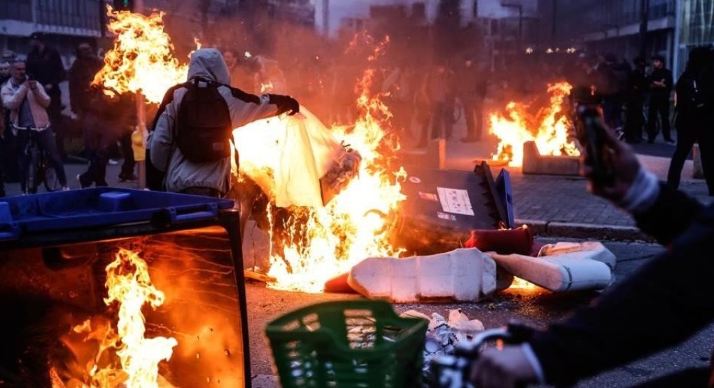 Εκτός ελέγχου η κατάσταση στο Παρίσι, πυρπόλησαν το δημαρχείο του Μπορντό Εκτός ελέγχου η κατάσταση στο Παρίσι, πυρπόλησαν το δημαρχείο του Μπορντό