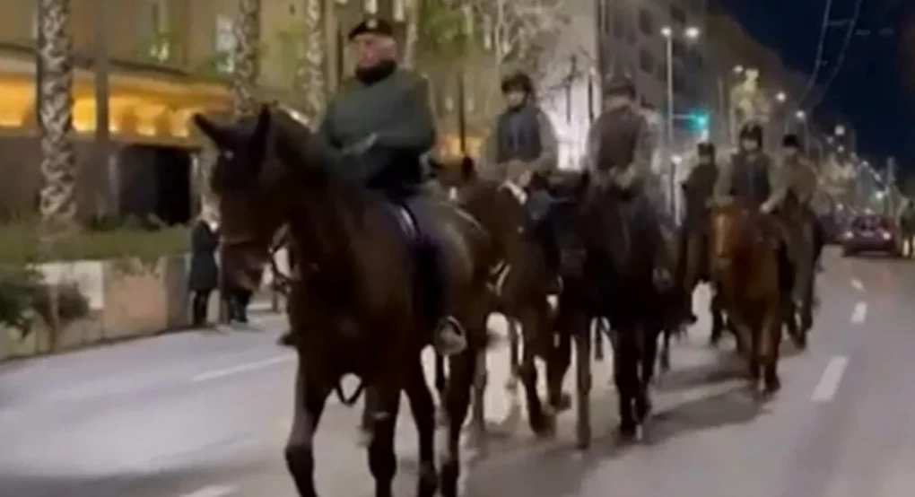 Άλογα και αναβάτες έκαναν σήμερα τα ξημερώματα την πρώτη τους πρόβα για την παρέλαση του Σαββάτου