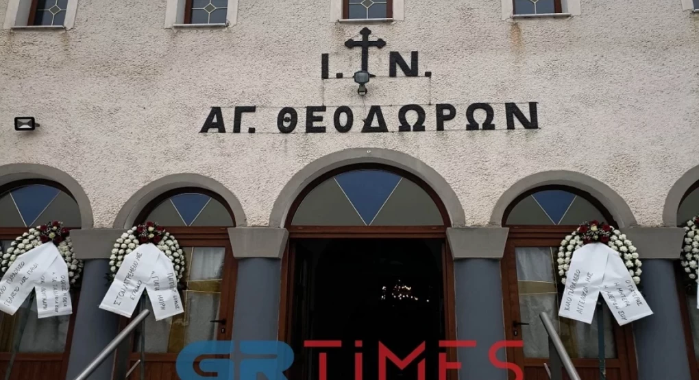 Τελευταίο «αντίο» στον μηχανοδηγό Νίκο Ναλμπάντη παρουσία του πατέρα του Τελευταίο «αντίο» στον μηχανοδηγό Νίκο Ναλμπάντη παρουσία του πατέρα του