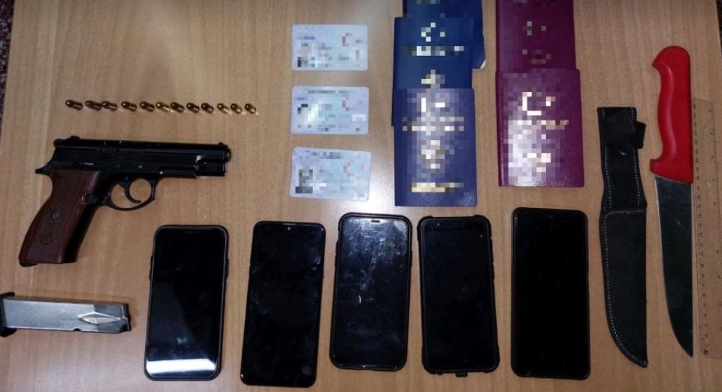 Τρεις συλλήψεις για το όπλο και τα μαχαίρια σε ξύλινο σκάφος Τρεις συλλήψεις για το όπλο και τα μαχαίρια σε ξύλινο σκάφος