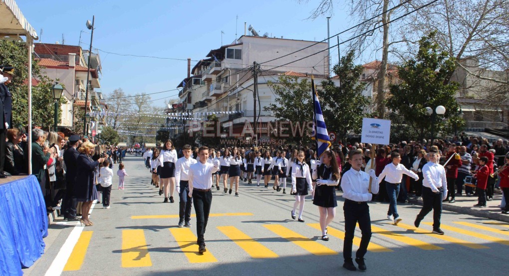 Η παρέλαση για την επέτειο της 25ης Μαρτίου στη Σκύδρα (βίντεο)