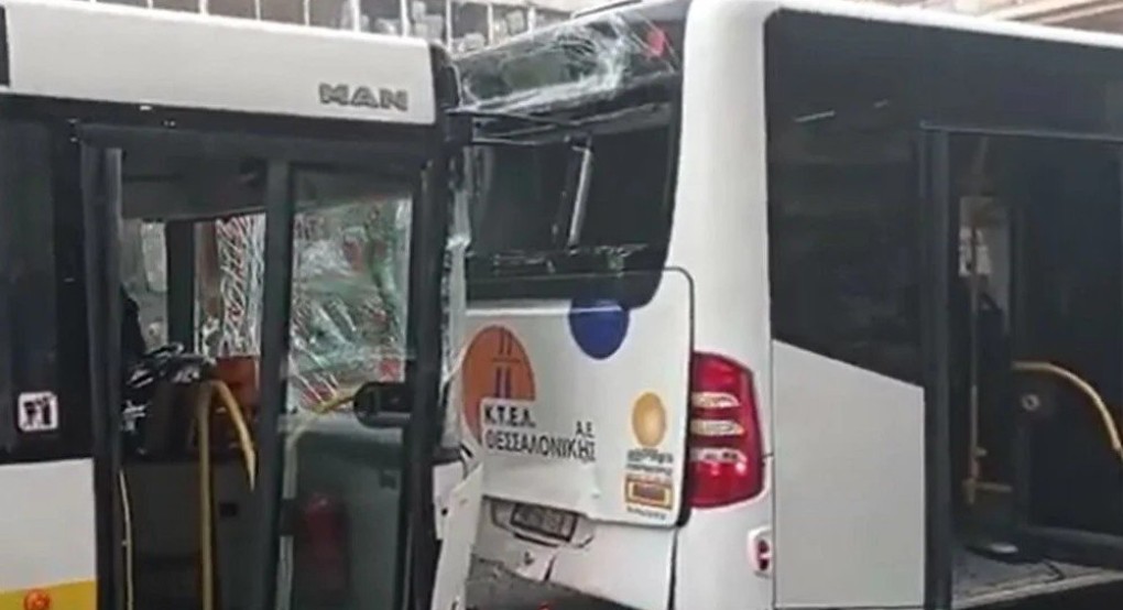 Σύγκρουση δύο αστικών λεωφορείων στη Θεσσαλονίκη Σύγκρουση δύο αστικών λεωφορείων στη Θεσσαλονίκη