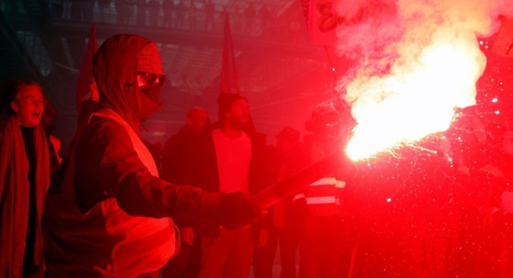 Γαλλία: Διαδηλωτές εισέβαλαν με καπνογόνα στα γραφεία της BlackRock Γαλλία: Διαδηλωτές εισέβαλαν με καπνογόνα στα γραφεία της BlackRock