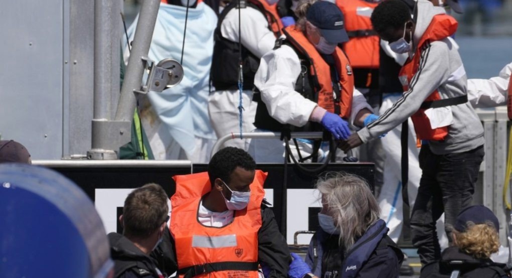 Βρετανία: O Σούνακ θέλει να στοιβάξει μετανάστες σε φορτηγίδες – Αντιδρά η Διεθνής Αμνηστία