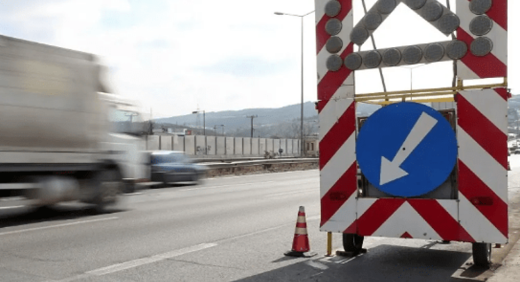 Εργασίες τοποθέτησης στηθαίων στην Περιφερειακή Οδό Θεσσαλονίκης από την Περιφέρεια Κεντρικής Μακεδονίας