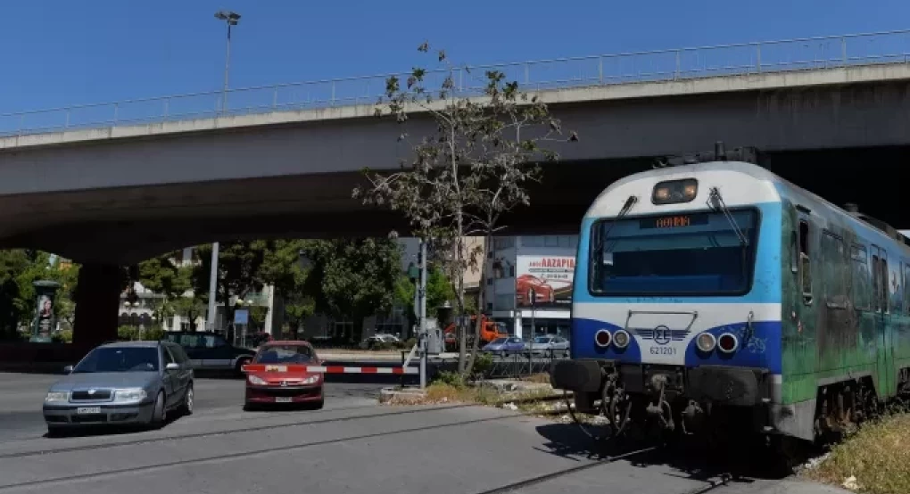 Πύργος: Πάρκαρε πάνω σε σιδηροδρομική διάβαση- Δείτε τι έγινε όταν έπεσαν οι μπάρες Πύργος: Πάρκαρε πάνω σε σιδηροδρομική διάβαση- Δείτε τι έγινε όταν έπεσαν οι μπάρες