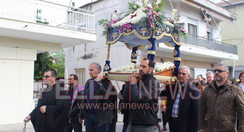 Ι.Ν.Αγ. Γεωργίου Σκύδρας: με κατάνυξη η περιφορά του επιταφίου