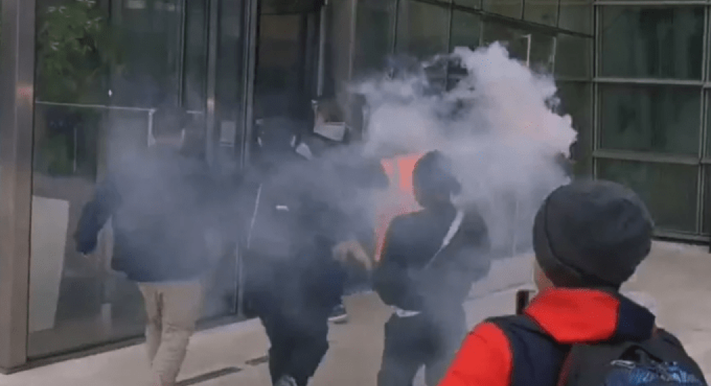Χάος στο Παρίσι: Διαδηλωτές εισέβαλαν στο Χρηματιστήριο, φώναζαν «Μακρόν, παραιτήσου»