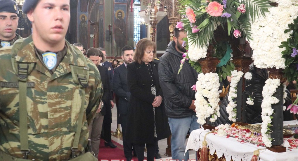 Στην ουρά του επιταφίου η Μαρούλα Κατσάρα Βλάχου Στην ουρά του επιταφίου η Μαρούλα Κατσάρα Βλάχου